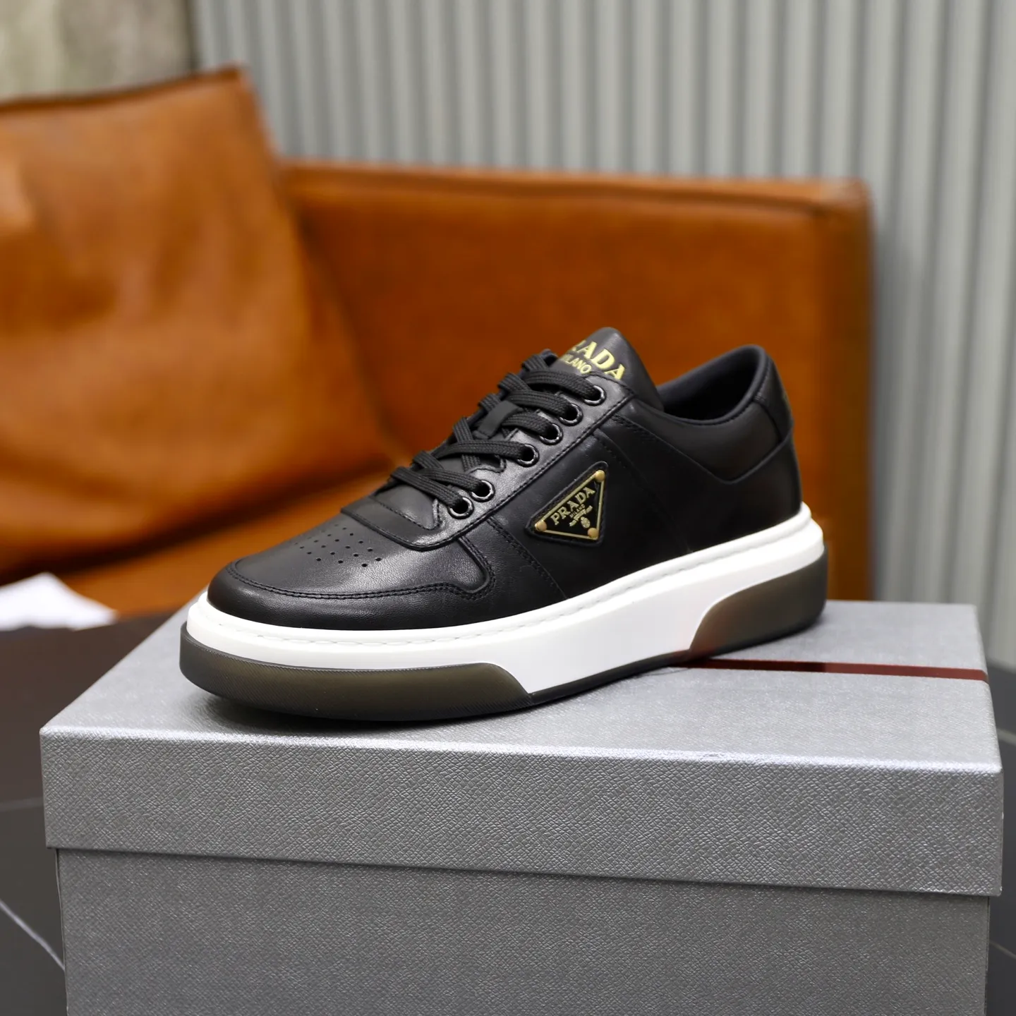 Factory price: 720💰Top original order Brand: PRADA (Prada) Standard code: Men's size 38/44 (45 can be customized) Grade: Same as the official website Material: Original cowhide stitching imported cowhide lining Original combination two-color wear-resistant soft outsole Style category: Leisure and sports version Young fashion European and American trend British style Color: Actual picture color